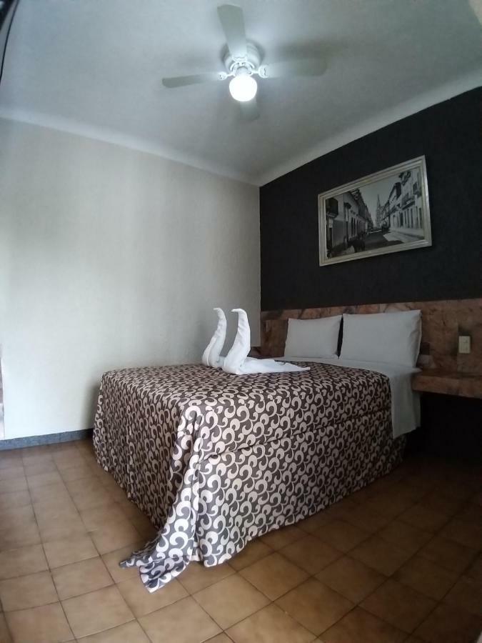 Hotel Aguila Гвадалахара Екстер'єр фото
